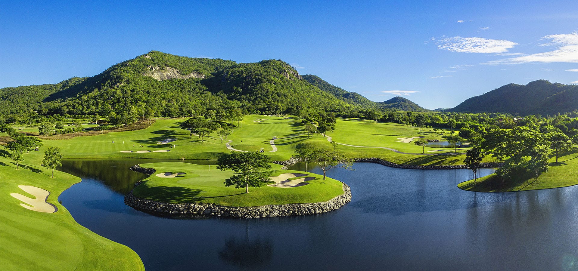 Golf i Hua Hin – Black Mountain Golf Club med bergen i bakgrunden