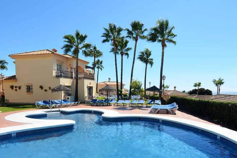 ramada-hotel-suites-premium-swimming-pool-1-1000