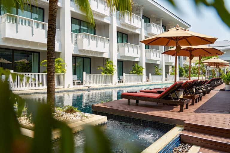 Loligo-Pool-Access-Exterior